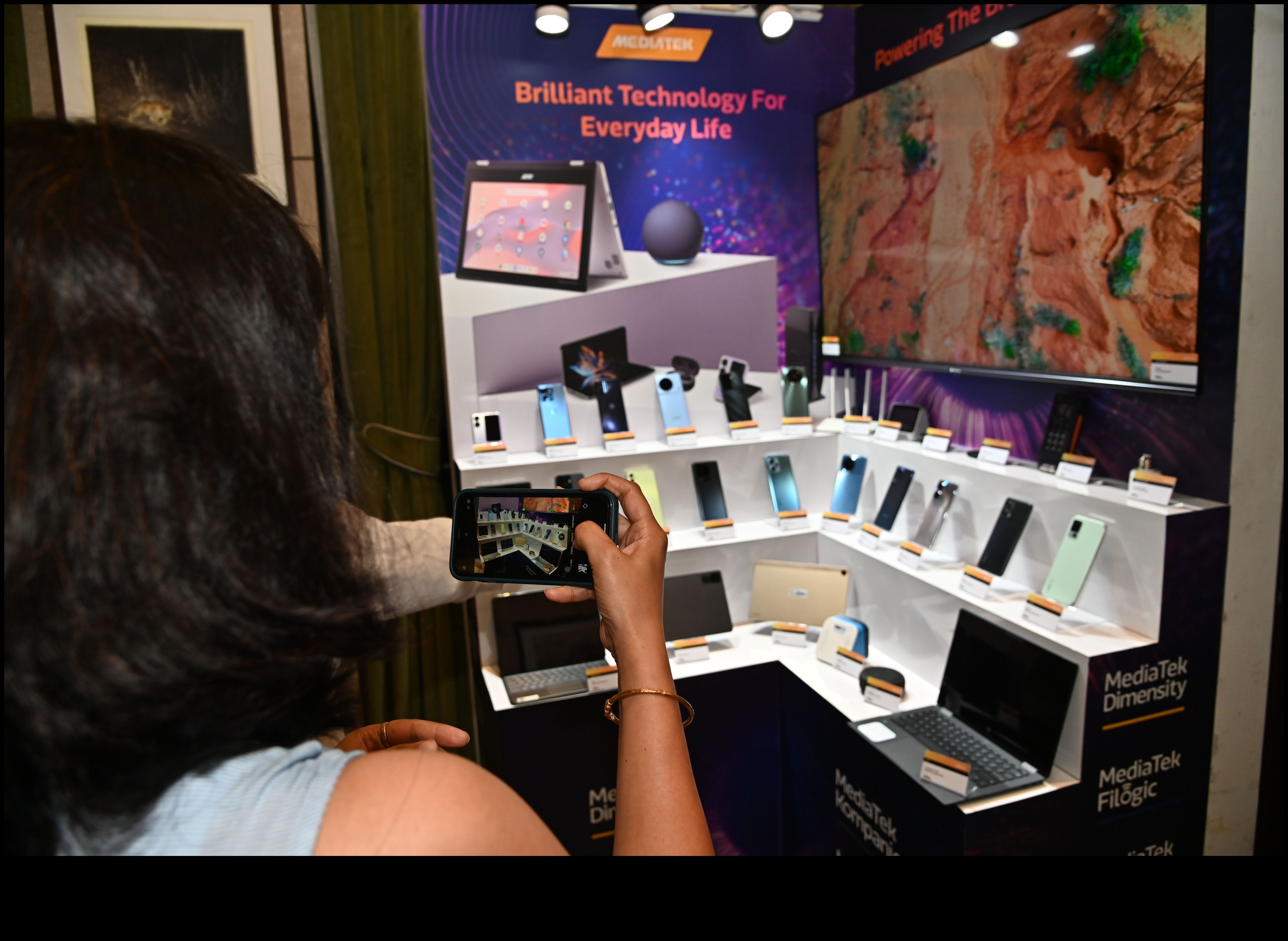 Visual Ventures που πρωτοστατούν στα ηλεκτρονικά οθόνη αιχμής για φορητές συσκευές 1 Visual Ventures: Ηλεκτρονικά οθόνης αιχμής για φορητές συσκευές